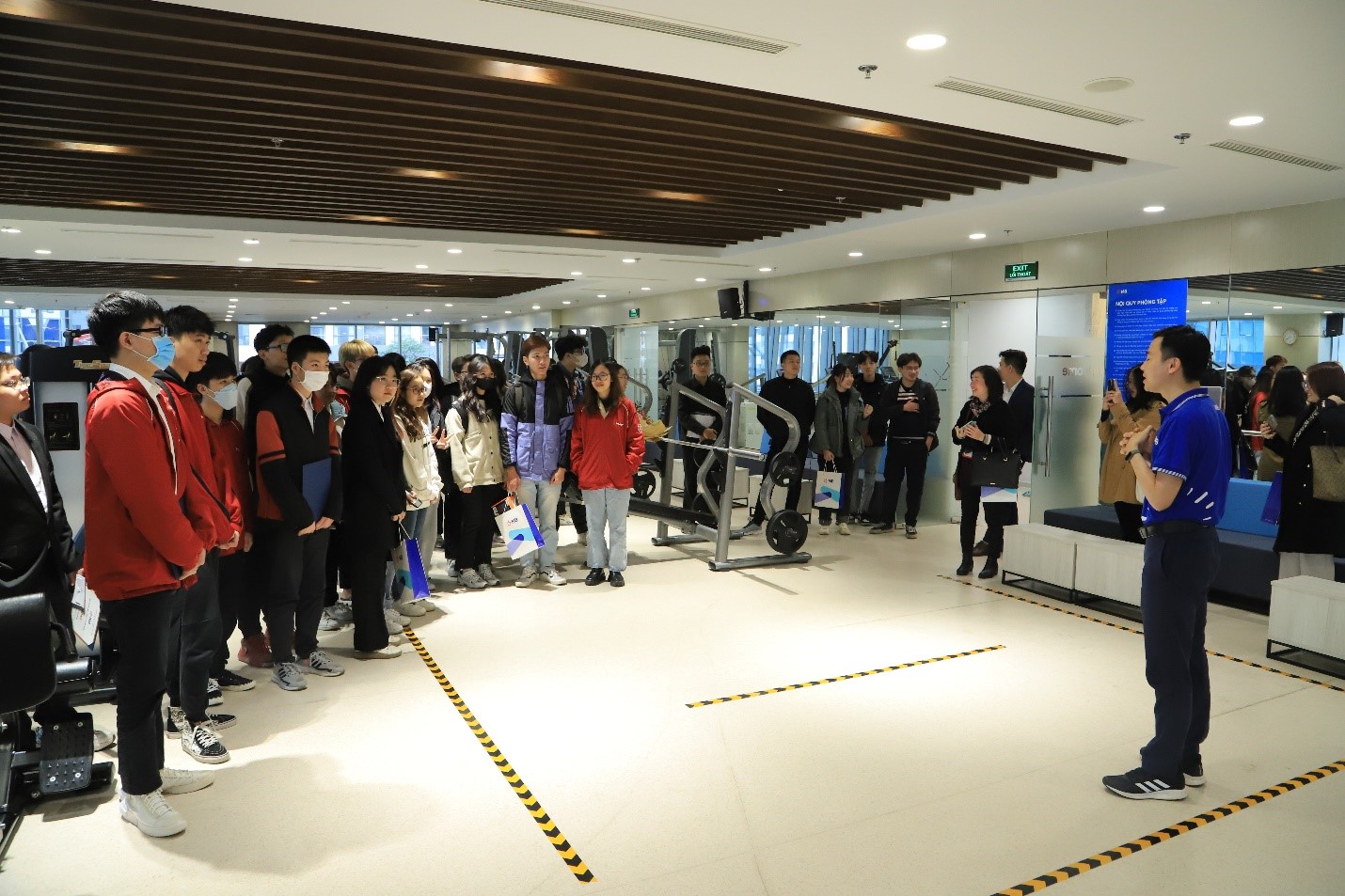 Sinh viên tham quan không gian làm việc tại MB Tower