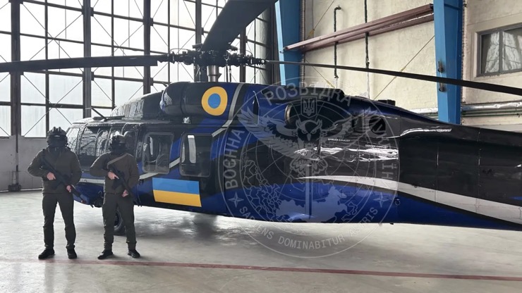 Hai phi công Ukraine đứng bên cạnh trực thăng UH-60 Black Hawk do Mỹ sản xuất.