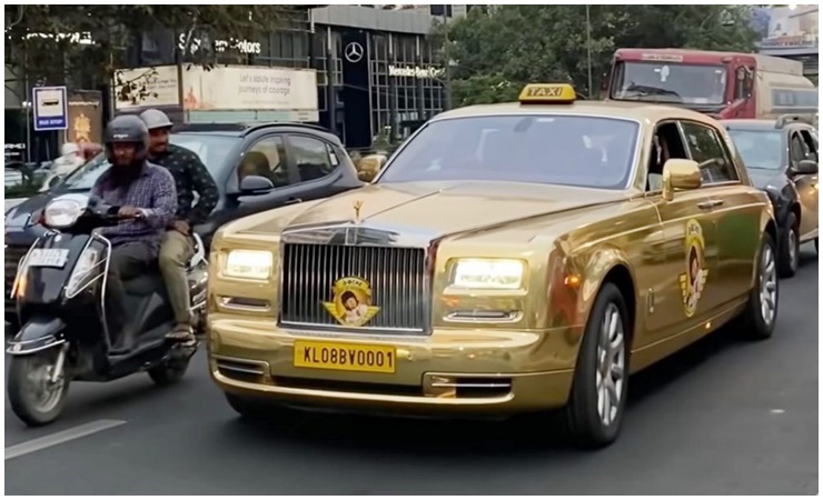Chiếc xe mạ vàng gây náo loạn đường phố Ấn Độ.