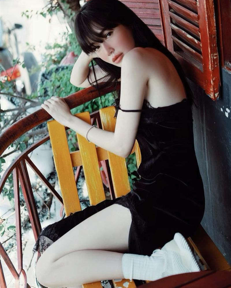 Elly Trần mặc váy ngủ quyến rũ - 7