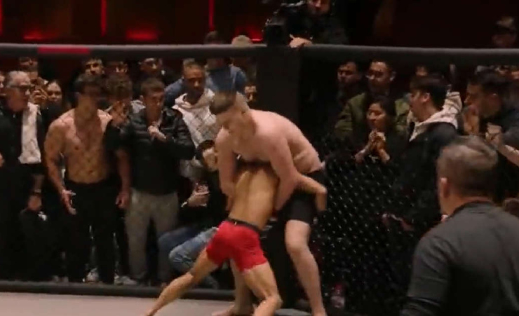 Tay đấm Brazil (quần đỏ) chỉ 57kg nhưng hạ gục nhanh chóng đối thủ chủ nhà nặng 120kg (quần đen)