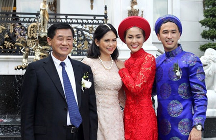 Về làm dâu nhà tỷ phú Johnathan Hạnh Nguyễn, Tăng Thanh Hà được chồng yêu chiều và có quan hệ tốt đẹp với bố mẹ chồng.
