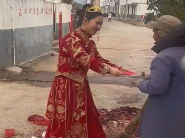 Bạn trẻ - Cuộc sống - Bác lao công âm thầm dọn đường giúp đám cưới, hành động của cô dâu sau đó được khen hết lời