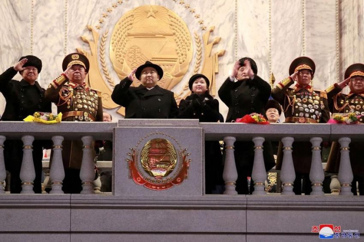 Nhà lãnh đạo Triều Tiên Kim Jong-un cùng con gái tham gia lễ duyệt binh hôm 8-2. Ảnh: KCNA
