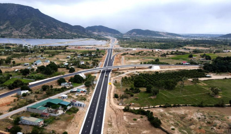 Cao tốc đoạn Nha Trang - Cam Lâm là dự án thành phần thuộc dự án xây dựng một số đoạn đường bộ cao tốc trên tuyến Bắc - Nam phía Đông giai đoạn 2017 - 2020 dài hơn 49 km, khởi công hồi tháng 9-2021. Dự án được đầu tư theo hình thức đối tác công tư (PPP), loại hợp đồng xây dựng - kinh doanh - chuyển giao (BOT) với tổng mức đầu tư hơn 7.600 tỉ đồng do Công ty TNHH Tập đoàn Sơn Hải làm nhà đầu tư.