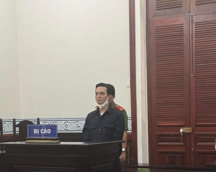 Bị cáo Hồ Tấn Thuận đang nghe tuyên án.
