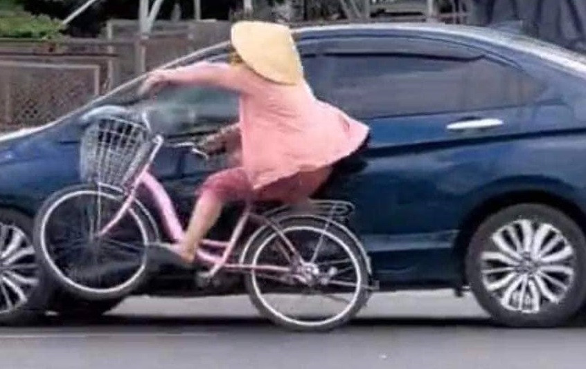 Hình ảnh vụ va chạm giao thông giữa xe đạp do bà V điều khiển và ô tô