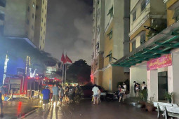 Hà Nội: Khói đen bốc cao hàng chục mét ở chung cư, cư dân tháo chạy