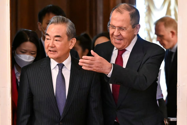 Ngoại trưởng Nga Sergey Lavrov (phải) và Chủ nhiệm Văn phòng Ủy ban công tác đối ngoại Trung ương Đảng Cộng sản Trung Quốc Vương Nghị hội đàm ngày 22/2 tại Mátxcơva. Nguồn: SCMP