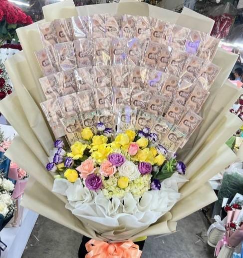Bó hoa Sunitra đặt tặng bạn trai. Ảnh: Bangkok Post