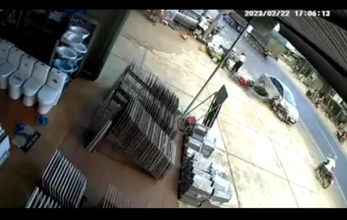 Khoảnh khắc xe con tông hàng loạt xe máy, người phụ nữ nhảy thoát thân - 1