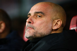 Bóng đá - Pep Guardiola họp đội ngay trên sân, nổi nóng với phóng viên sau trận hòa Leipzig