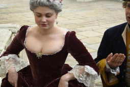 Thời trang - Người đẹp châu Âu phô vẻ phồn thực nhờ áo ngực "tra tấn" bằng thép