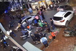 Tin tức trong ngày - Clip: Bị ô tô Vios húc văng vào xe sang Lexus, lái xe máy ngã gục