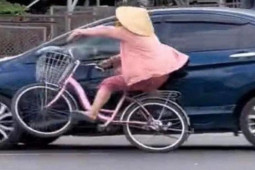 Tin tức trong ngày - Tin tức 24h qua: Sự thật vụ người phụ nữ phóng xe đạp cố ý đụng xe để đòi bồi thường