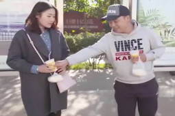 Clip hài hước - Chàng trai thơ ngây trúng "tiếng sét ái tình" với gái xinh ở bến xe bus