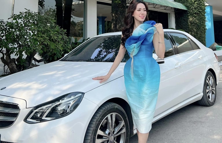 Cô&nbsp;chuyển từ phong cách gợi cảm, hở bạo sang kín đáo và thanh lịch hơn.

