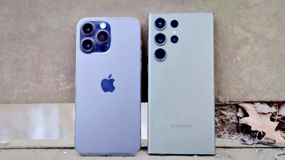 iPhone 14 Pro Max (trái) và&nbsp;Galaxy S23 Ultra (phải).
