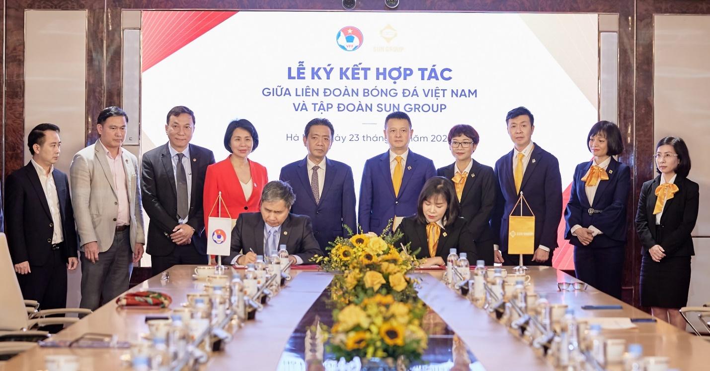 Đại diện Sun Group và VFF ký văn bản hợp tác cùng phát triển bóng đá Việt Nam