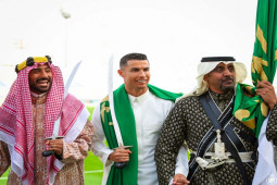 Ronaldo thành quốc khách ở Ả Rập: Mặc áo choàng cầm kiếm, dự đại lễ