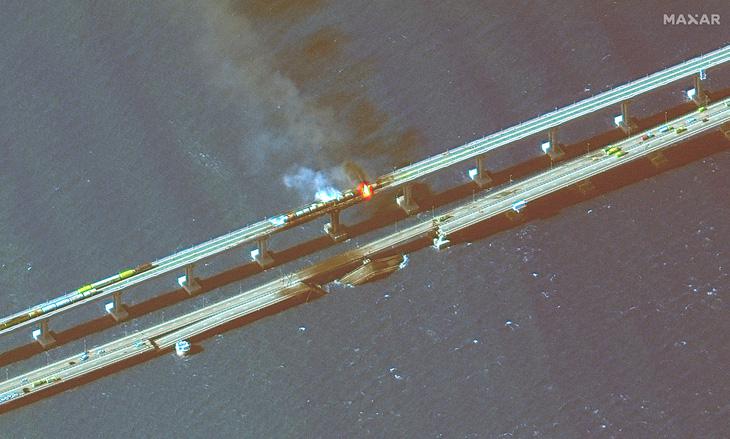 Cầu Crimea bị hư hỏng sau vụ tấn công hồi tháng 10/2022. Ảnh: Maxar&nbsp;