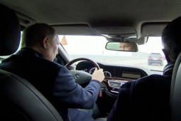 Ông Putin tự lái xe đi qua nơi bị đánh bom trên cầu Crimea