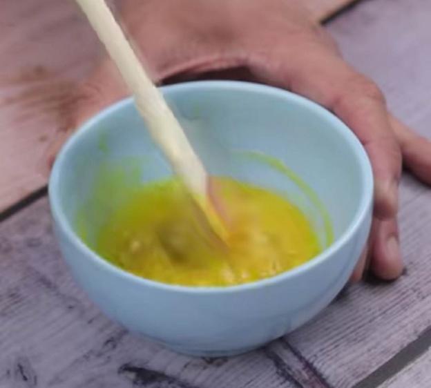 Phần lòng đỏ trứng gà bạn cho thêm một chút muối và một chút hạt tiêu rồi khuấy đều, để sang 1 bên