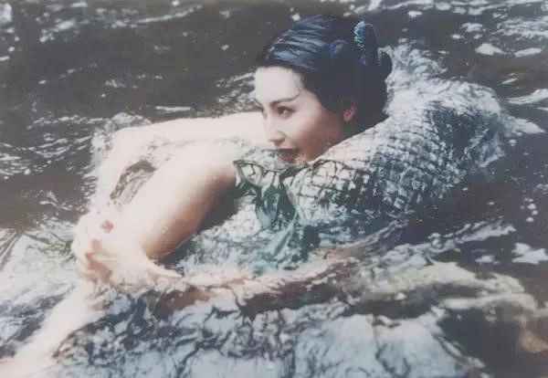 Trương Mạn Ngọc để lộ chân lúc quay cảnh "Thanh Xà" tắm dưới hồ vì quá lạnh.