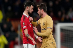 Bóng đá - Chuyên gia bóc mẽ Fernandes "dằn mặt" De Jong, ngầm cấm cửa đến MU?