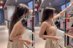 Thời trang - Hot girl Đăk Nông diện váy "không phòng hộ" hot trend ở rạp chiếu phim