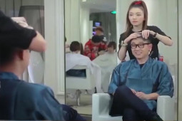 Clip hài hước - Người đàn ông nhận cái kết đắng khi nhờ gái xinh nhổ tóc bạc