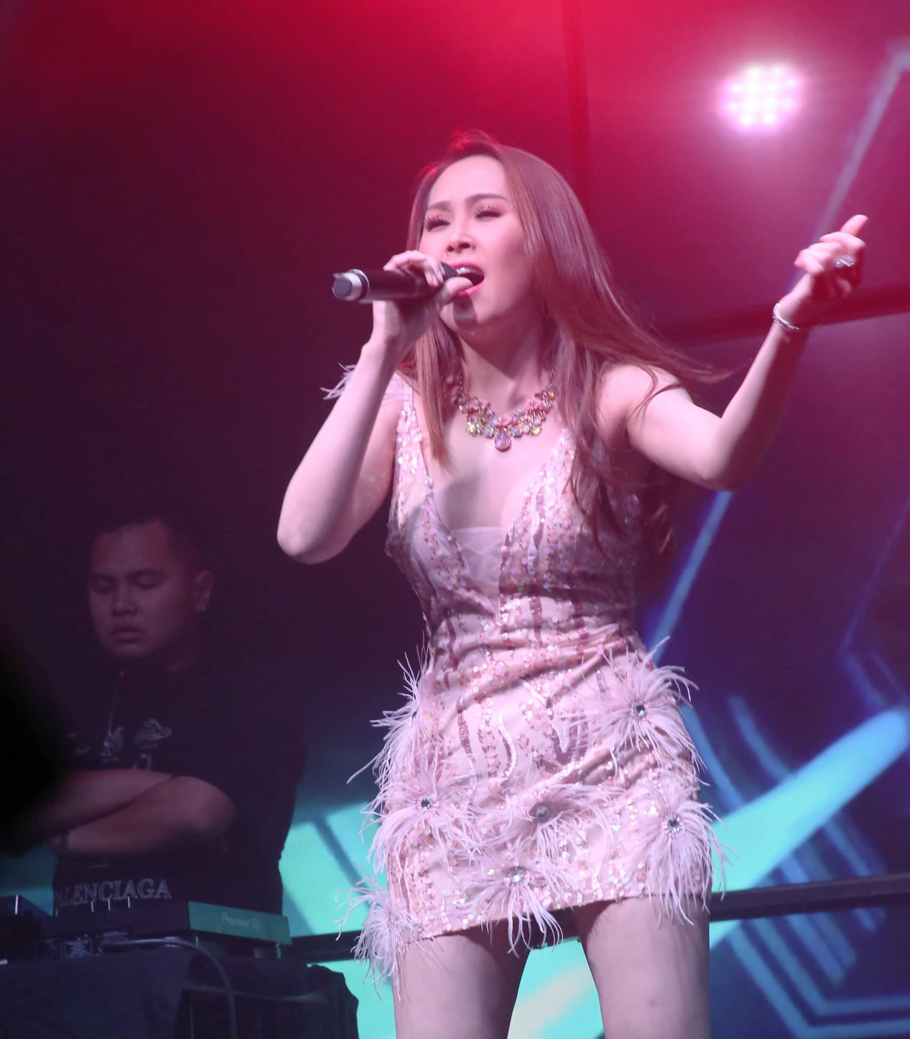 Minh Thư đắt show ca hát tại Mỹ
