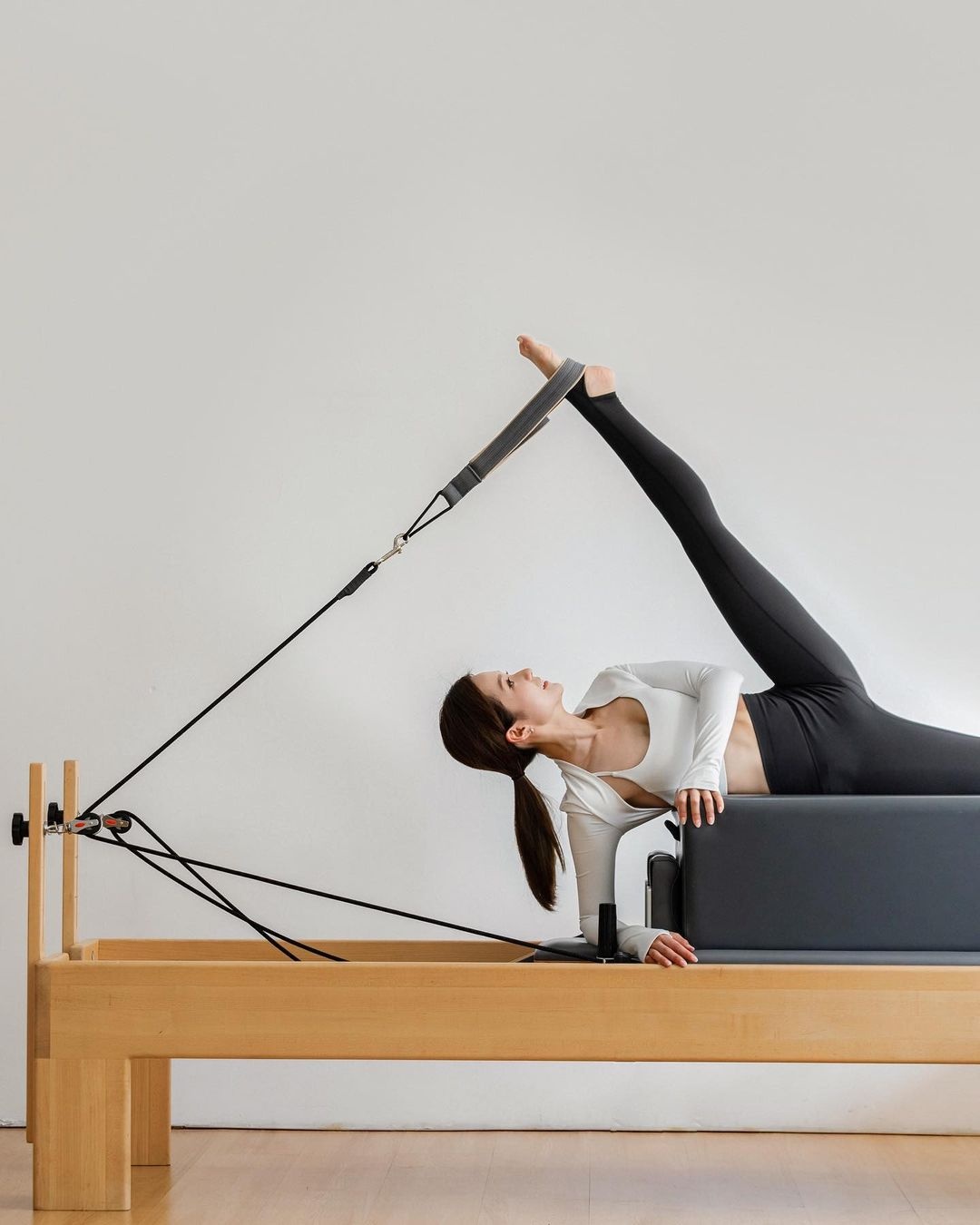 Khác với Yoga, Pilates cần phải tập cùng máy tập chuyên dụng mới có thể mang đến hiệu quả tốt nhất. Không chỉ tập trung tác động lên toàn bộ cơ cốt lõi, nó còn giúp giảm cân vô cùng hiệu quả.&nbsp;