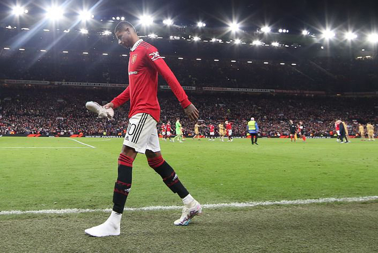 Rashford tháo giày ra sau khi được thay khỏi sân