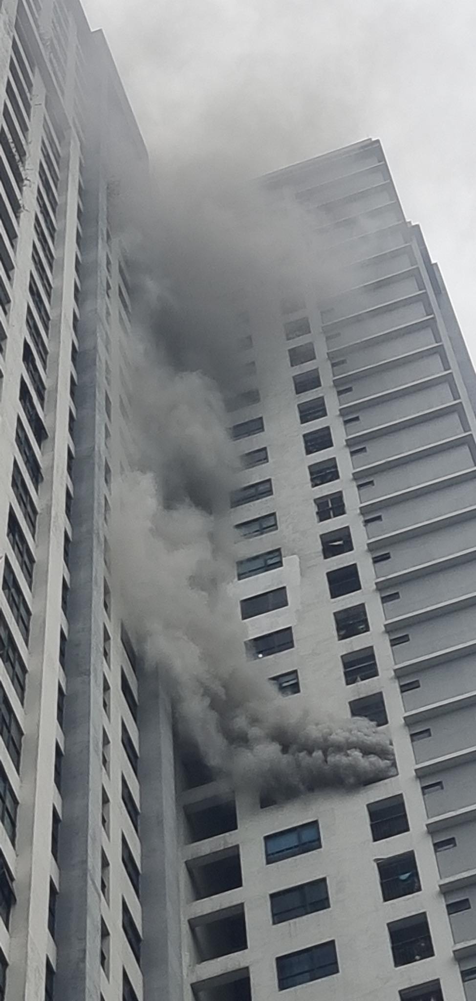 Cháy căn hộ tầng chung cư cao cấp ở Hà Nội, khói bốc nghi ngút - 1