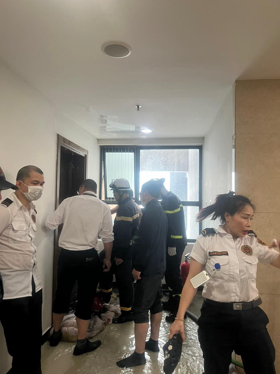 Cháy căn hộ tầng chung cư cao cấp ở Hà Nội, khói bốc nghi ngút - 5