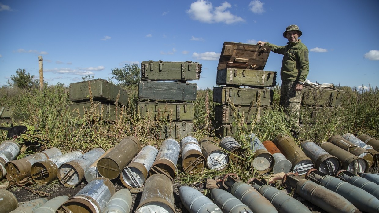 Binh sĩ Ukraine kiểm kê số đạn dược thu được ở Izyum hồi tháng 9/2022.