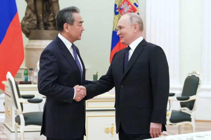 Tổng thống Nga Vladimir Putin (phải) gặp nhà ngoại giao hàng đầu Trung Quốc Vương Nghị.