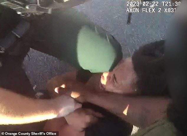 Nghi phạm bị cảnh sát có vũ trang của Mỹ khống chế.