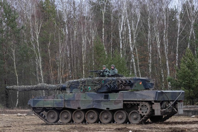 Ngày 24/2, Bộ Quốc phòng Ba Lan tuyên bố, lô xe tăng Leopard 2 đầu tiên từ Ba Lan đã đến Ukraine (trong ảnh là binh sĩ Ba Lan và Ukraine tham gia huấn luyện trên Leopard 2 ngày 13/2). Ảnh: Getty Images