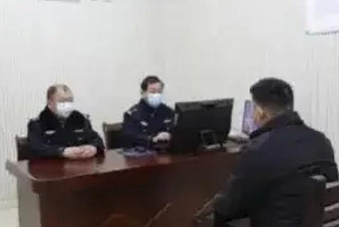 Anh Chu đến đồn cảnh sát báo án, không ngờ lại bị còng tay ngay tại chỗ. 