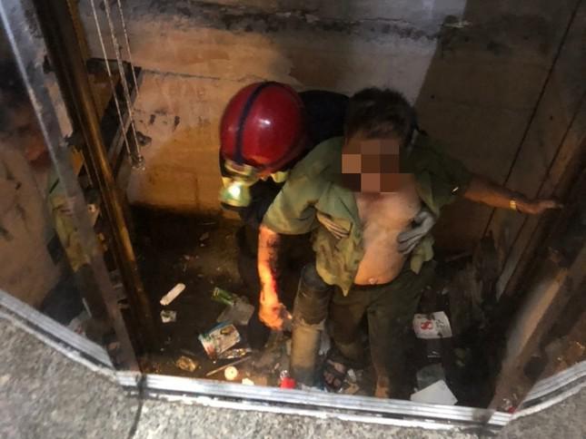 6 cảnh sát giải cứu người đàn ông kẹt tay trong thang máy - 1
