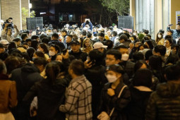 Tin tức trong ngày - HN: Phụ huynh xếp hàng cả đêm để tranh suất cho con vào trường "hội nhà giàu"