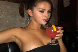 Làm đẹp - Selena Gomez từng e dè vì mặc hở, phải xóa ảnh do sợ "bão" mạng xã hội