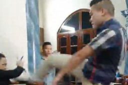 Tin tức trong ngày - Người đàn ông "tung cước" vào mặt nữ trưởng phòng công chứng bị công an mời làm việc