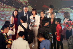 Bóng đá - Quả bóng vàng Văn Quyết, Huỳnh Như bị "quây" kín sau khi được vinh danh