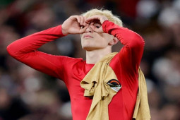 Bóng đá - SAO trẻ MU chế nhạo Barcelona bị báo Tây Ban Nha chỉ trích, fan "đá xoáy"