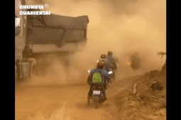 Xe máy - Xe đạp - Clip: Kinh hoàng người dân mỗi ngày đi làm qua con đường "bão cát"