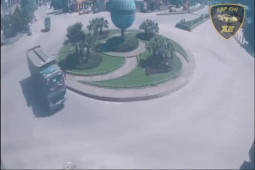 Ô tô - Clip: Xe tải liên tục đi quanh vòng xuyến vì theo chỉ dẫn của "chị google"