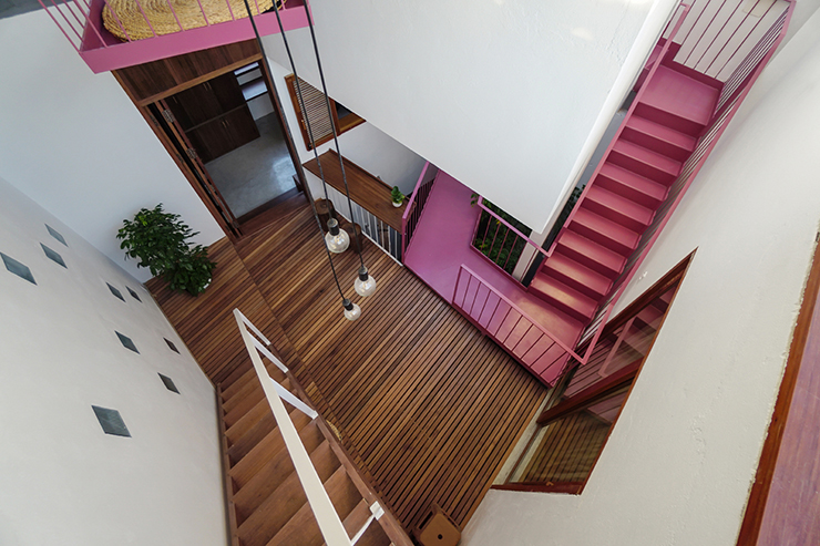 Song song nét truyền thống thì vẻ hiện đại của ngôi nhà còn được thể hiện ở từng không gian chuyển tiếp như hành lang, cầu thang.
